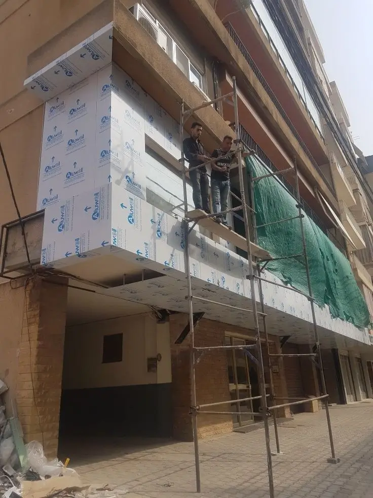 عمال تركيب كلادينج