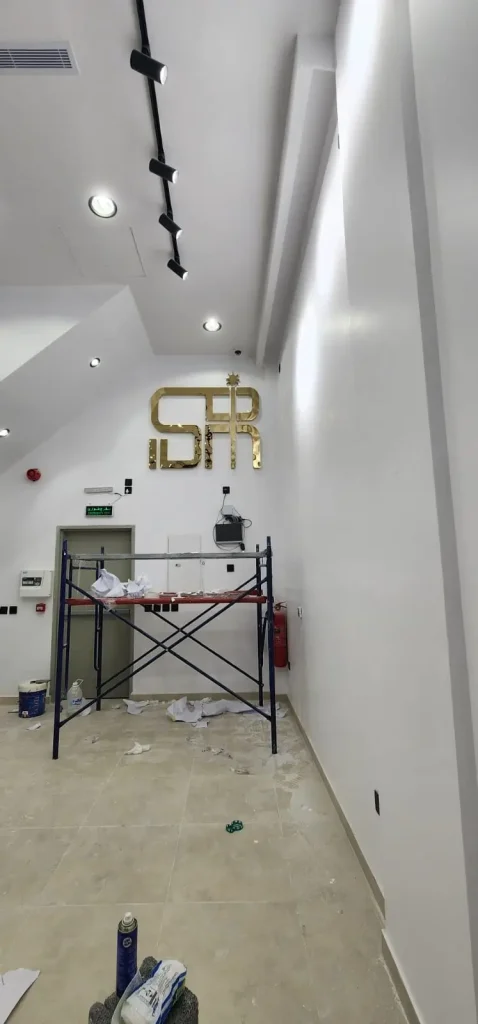 تركيب اللوحات على الجدار